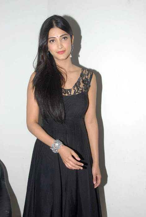 shruthi han at oh my friend audio launch, shruthi han new cute stills